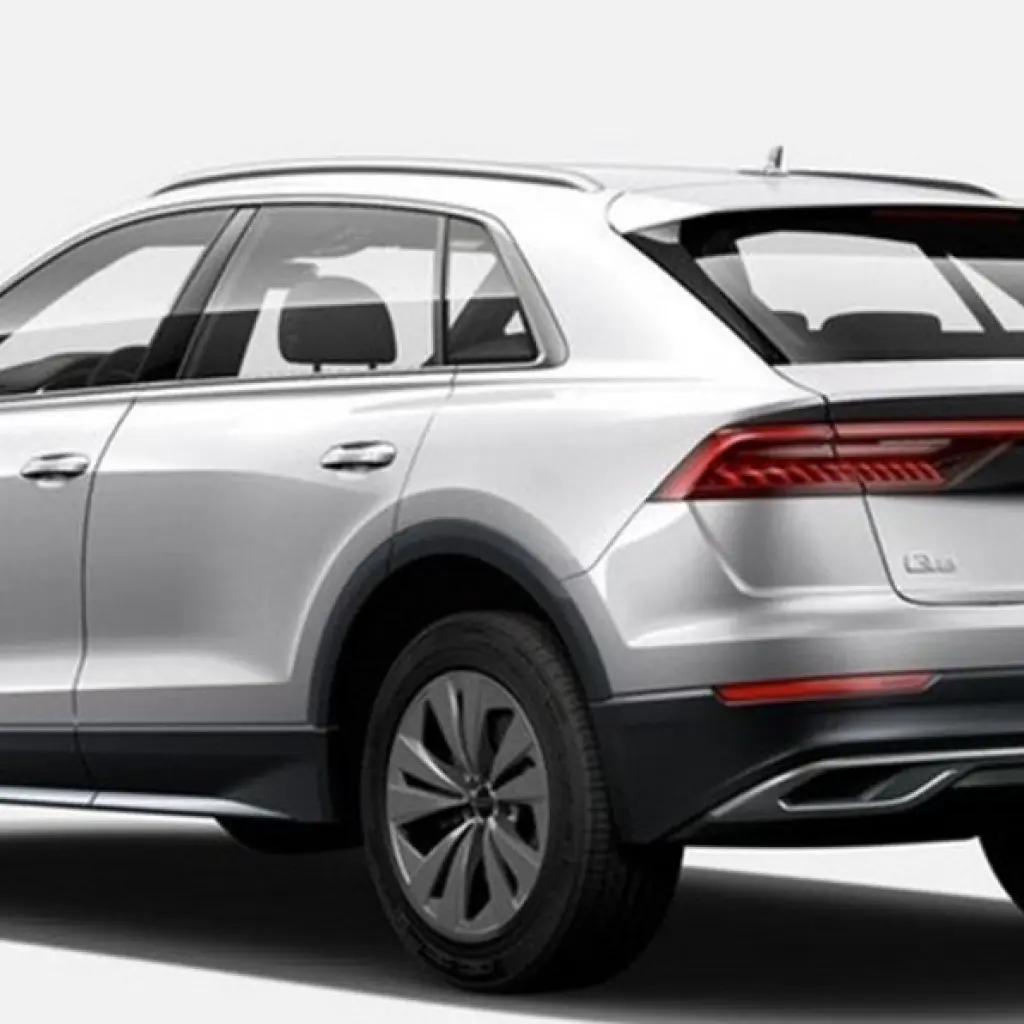 SUV bianco visto da dietro