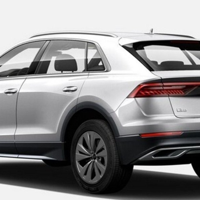 SUV bianco visto da dietro