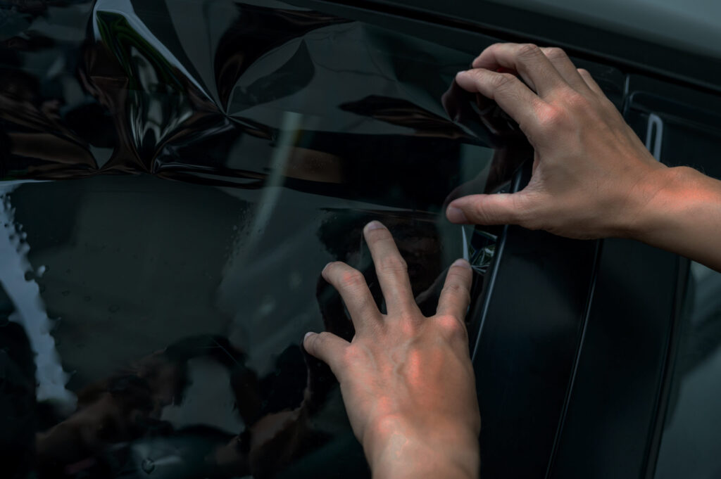 Applicazione di una pellicola oscurante sui vetri di un'auto