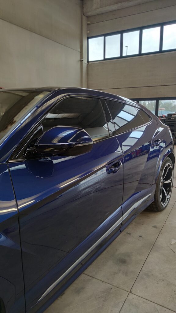 Auto con wrapping blu completato