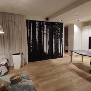 Ambiente interno con rivestimento decorativo su misura