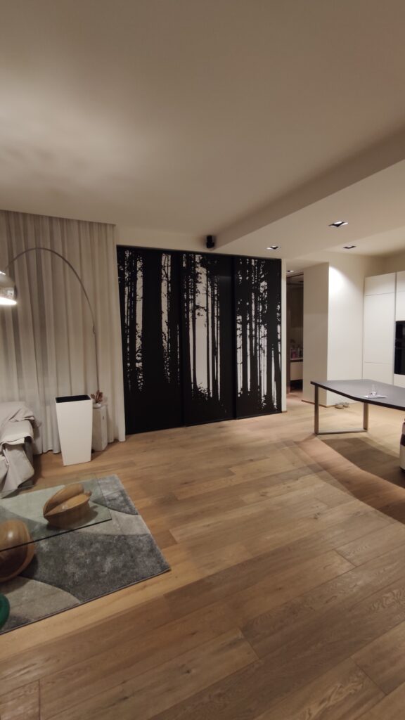 Ambiente interno con rivestimento decorativo su misura