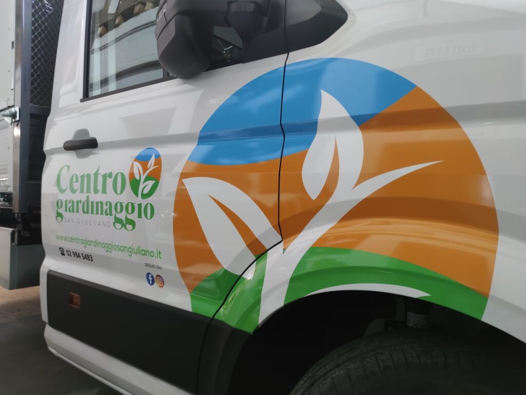 Furgone aziendale con grafica personalizzata