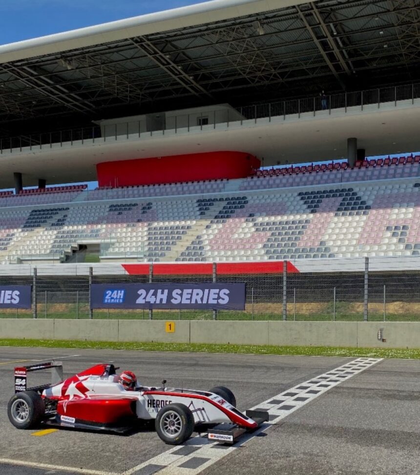 Monoposto di Formula 4 con livrea rossa e bianca in pista